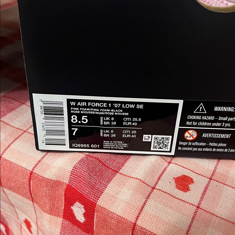 Nike Air Force 1 Valentines 8.5 - Brand New! - Picture 7 of 9